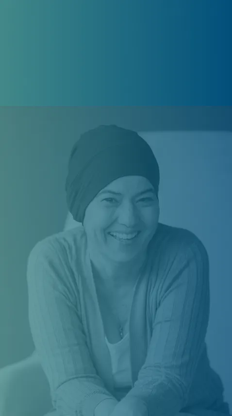Mujer sonriente durante su proceso de tratamiento